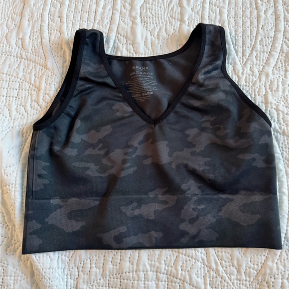 SPANX "Lamn" seamless sports crop top in camp black gray size Medium - Picture 2 of 5